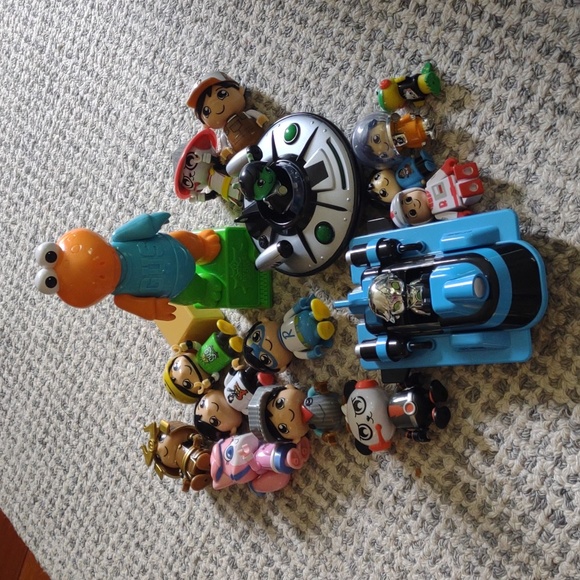 Ryan's world safe and figures - Picture 3 of 3